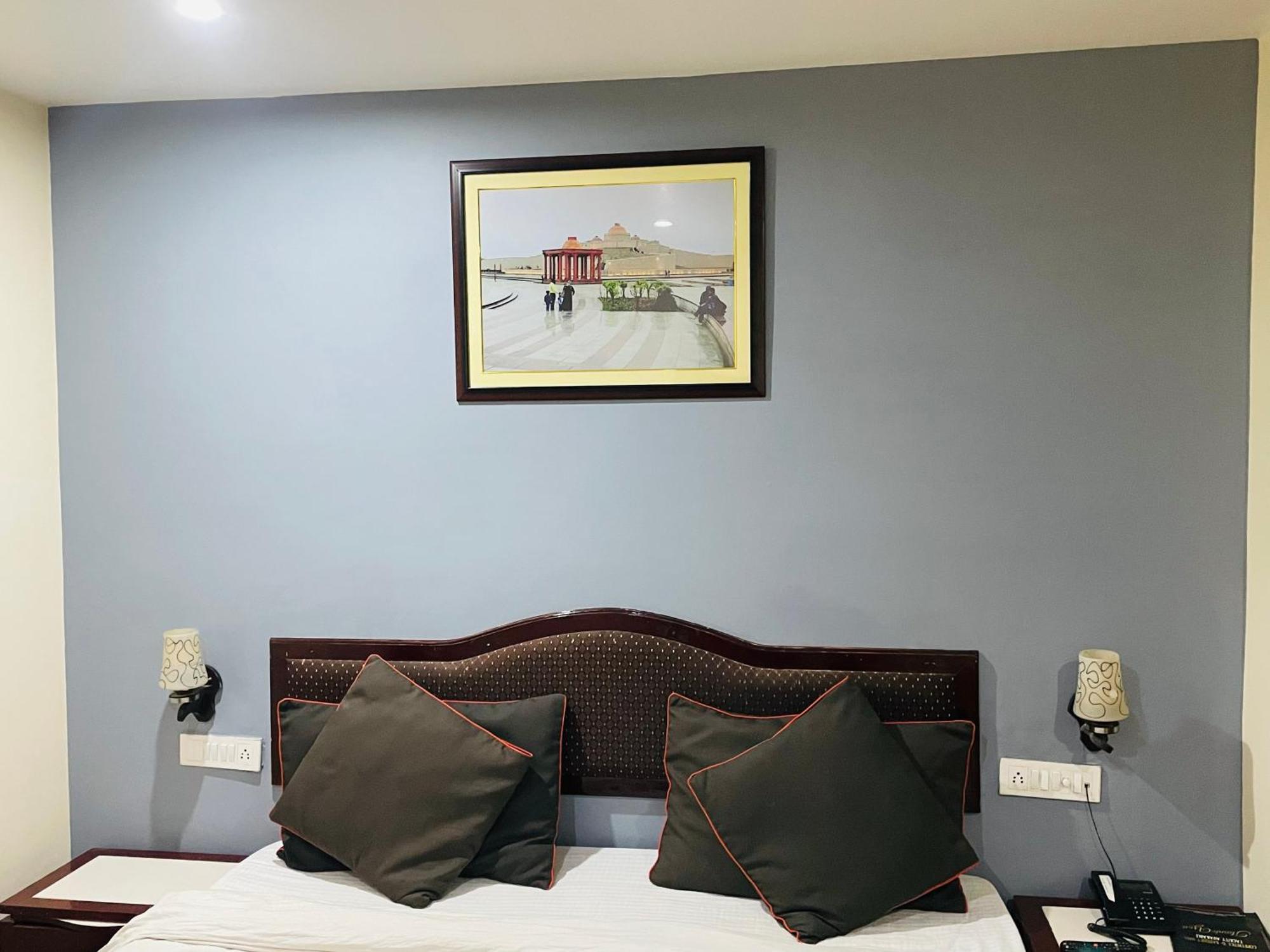 לקנאו The Royal Presidency Inn מראה חיצוני תמונה